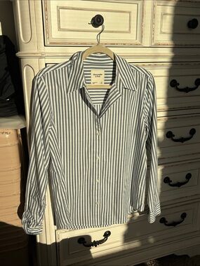 Abercrombie & Fitch Women’s Relaxed Poplin Button Up in Blue Stripe